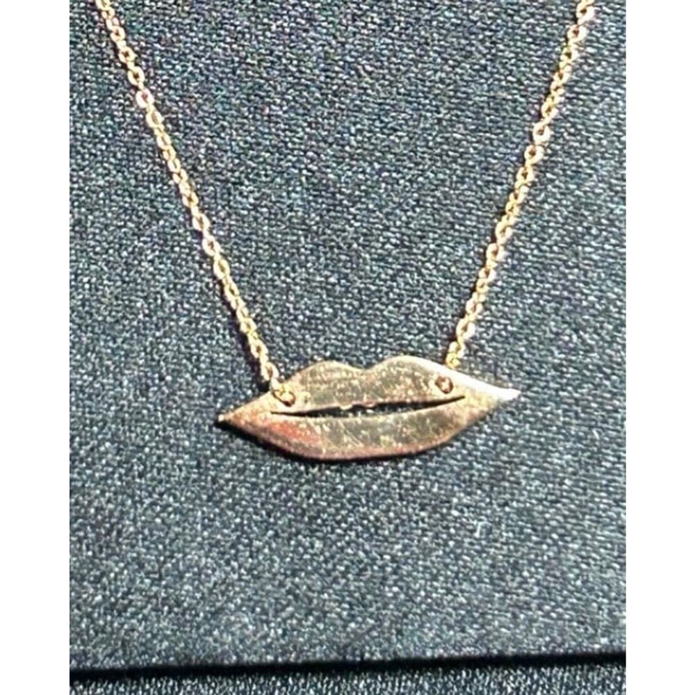 NWT Ginette NY 18k solid yellow gold French kiss lips dainty pendant necklace